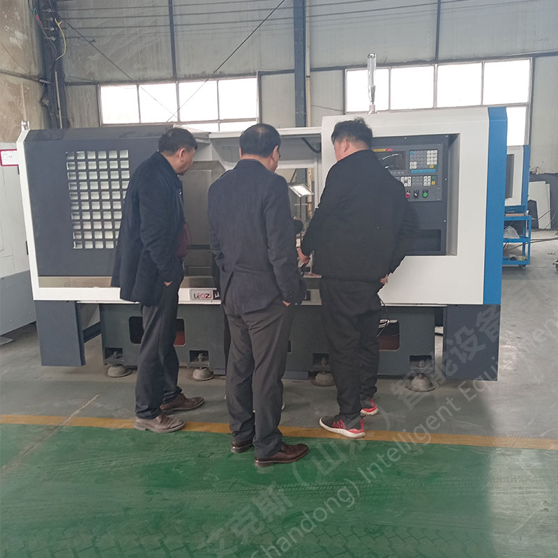 盐城客户来我厂现场考察卧式加工中心